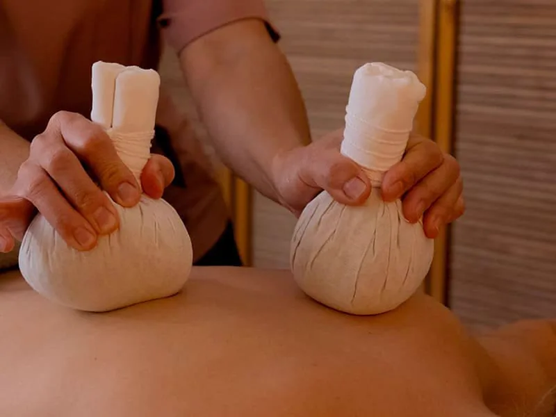Kräuterstempel Massage Berlin - Geschenkidee für Entspannung
